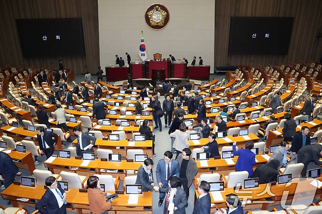 24일 서울 여의도 국회에서 열린 제430회국회(임시회) 제2차 본회의가 산회된 후 더불어민주당 의원들이 본회의장을 나서고 있다. 2025.12.24/뉴스1 ⓒ News1 신웅수 기자