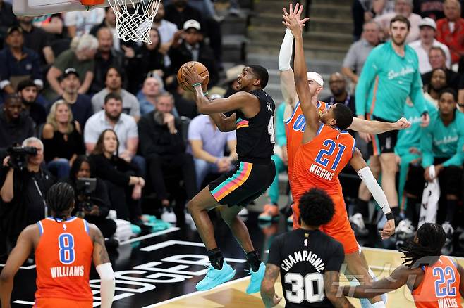 샌안토니오 스퍼스(검은색 유니폼)가 24일(한국시간) 열린 2025-26 NBA 오클라호마시티 선더와 경기에서 130-110으로 이겼다. ⓒ AFP=뉴스1