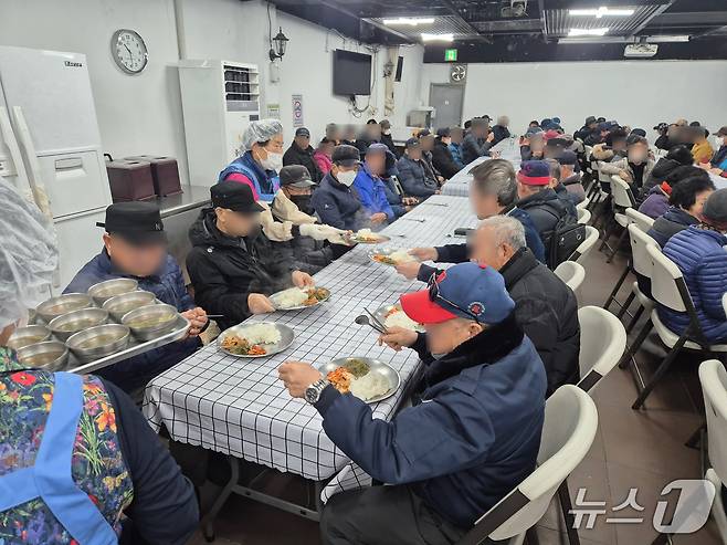 24일 오전 10시께 울산 중구 '밥퍼'에서 봉사자들이 배식하고 있다.2025.12.24/뉴스1ⓒ 뉴스1 박정현 기자