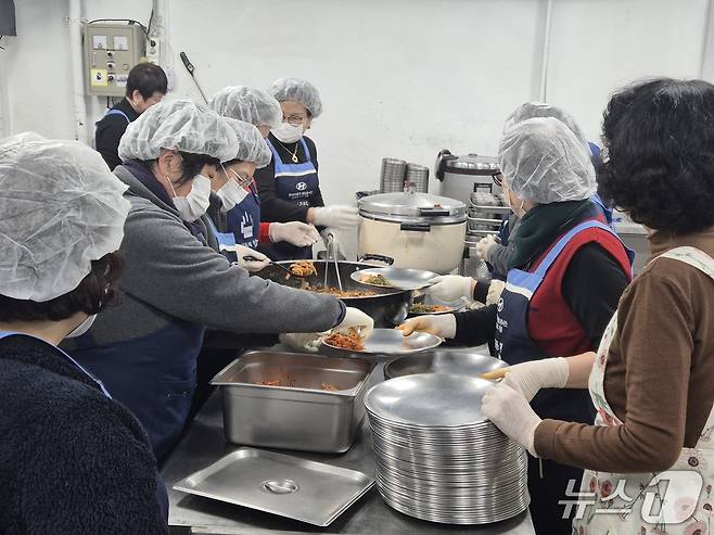 24일 오전 10시께 울산 중구 '밥퍼'에서 봉사자들이 음식을 식판에 옮겨담고 있다.2025.12.24/뉴스1ⓒ 뉴스1 박정현 기자