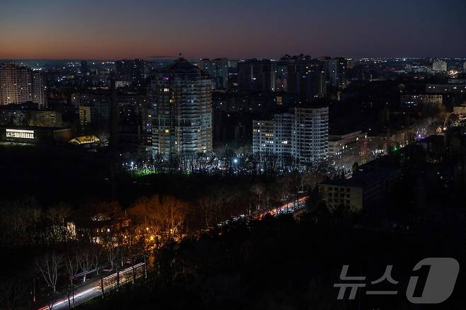 13일(현지시간) 러시아 남부 도시 오데사가 러시아의 미사일과 드론 공격으로 에너지 시설이 파괴된 뒤 일부 지역이 정전됐다. 2025.12.13.ⓒ AFP=뉴스1