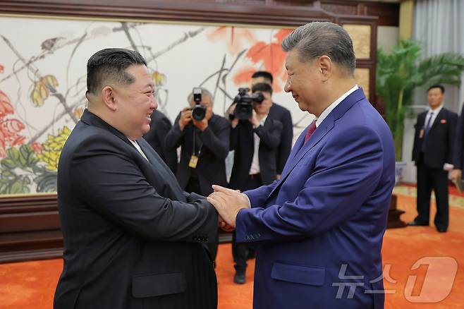 (평양 노동신문=뉴스1) = 지난 9월 4일 베이징 인민대회당에서 시진핑 국가주석과 김정은 북한 노동당 총비서가 북중 정상회담을 진행하고 악수하는 모습. [국내에서만 사용가능. 재배포 금지. DB 금지. For Use Only in the Republic of Korea. Redistribution Prohibited] rodongphoto@news1.kr