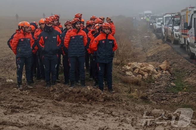 24일, 리비아로 향하던 비즈니스 제트기 추락 사고 현장에서 수색 및 구조 작업이 계속되고 있다. 2025.12.24. ⓒ AFP=뉴스1 ⓒ News1 이정환 기자