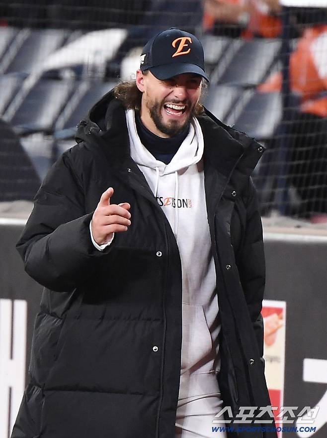 31일 대전 한화생명볼파크에서 열린 LG와 한화의 한국시리즈 5차전. 한화 와이스가 파이팅을 불어넣고 있다. 대전=정재근 기자 cjg@sportschosun.com/2025.10.31/