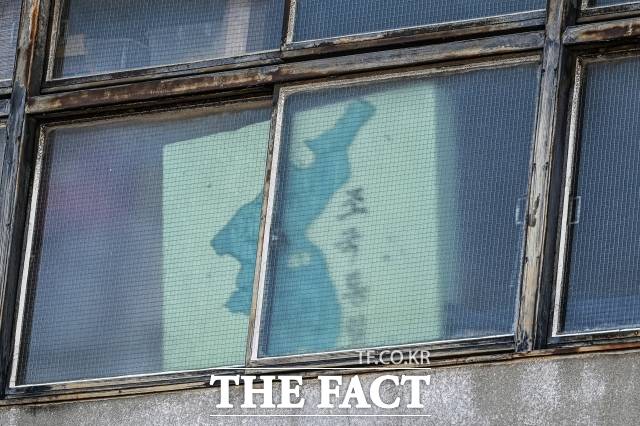 지난 20일 일본 오사카에 위치한 오사카조선제4초급학교의 창문에 조국통일이라고 써져 있는 한반도 그림이 보이고 있다. /오사카=서예원 기자