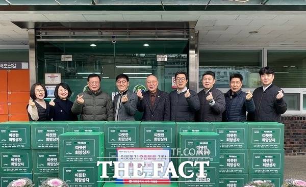 백운성결교회가 24일 대전 서구 괴정동 행정복지센터 겨울철 취약계층을 위한 '따뜻한 희망 상자' 32개(320만 원 상당)를 기탁했다. /대전 서구