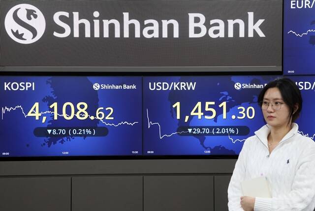 1480원을 돌파했던 원·달러 환율이 외환당국 구두개입과 기획재정부 대책 등으로 전 거래일 대비 33.8원 급락한 1449.8원에 거래를 마쳤다. /신한은행