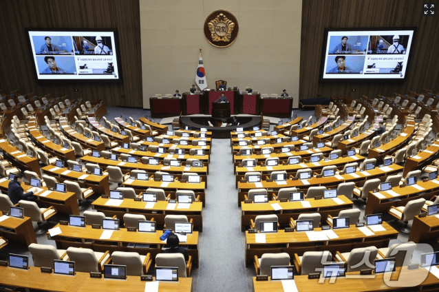 노종면 더불어민주당 의원이 24일 서울 여의도 국회에서 열린 제430회국회(임시회) 제2차 본회의에서 '정보통신망 이용촉진 및 정보보호 등에 관한 법률 일부개정법률안(대안) 수정안'에 대한 무제한 토론(필리버스터)을 하고 있다. 2025.12.24/뉴스1 ⓒ News1 신웅수 기자