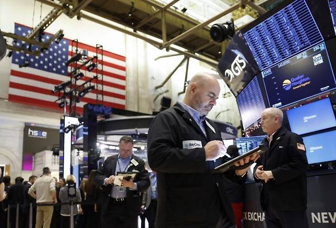 미국 뉴욕증권거래소(NYSE) 거래장에서 트레이더들이 업무를 보고 있다. UPI연합뉴스