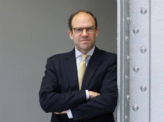 칼 베네딕트 프레이 옥스퍼드대 인터넷 연구소의 AI 및 노동 부문 부교수는 24일 아시아경제와의 화상인터뷰를 통해 "한국이 역동적인 혁신을 원한다면 대형 은행에 대한 의존도를 낮추고 신규 진입이 쉽고 유동성 높은 자본시장으로 자금 흐름을 유도하는 게 중요하다"고 강조했다. 프레이 부교수 프로필 사진. 본인 제공