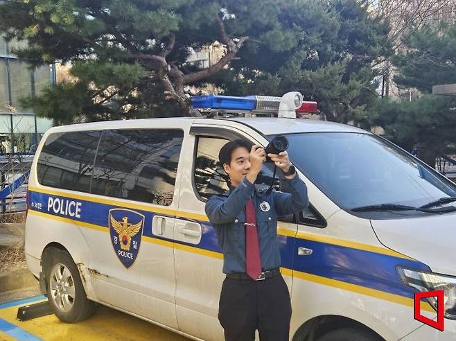 지난 18일 서울 수서경찰서에서 강진수 경장(31)이 수서서 사진을 찍고 있다. 박승욱 기자