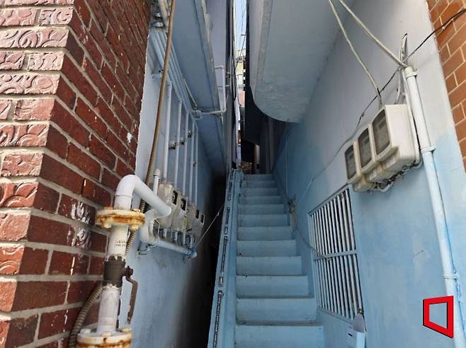 지난달 27일 찾은 부산 중구 영주동에서 정재남씨(86)가 언급한 무연고 이웃 주민이 살고 있는 주택. 최영찬 기자