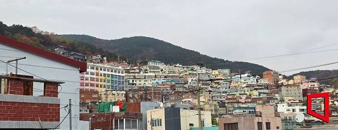 지난달 27일 찾은 부산 동구 초량동에서 바라본 산복도로 위 밀집 주택 전경. 최영찬 기자