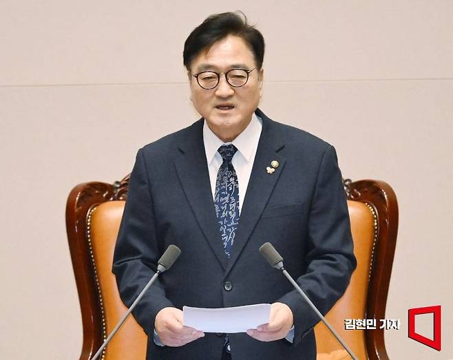 우원식 국회의장이 24일 국회 본회의에서 산회를 선포한 뒤 무제한 토론(필리버스터) 운영 방식과 사법부에 대해 지적하고 있다. 2025.12.24 김현민 기자