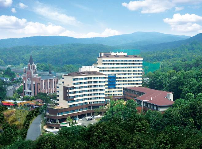 경기 수원시 장안구 조원동에 있는 국내 1호 시니어타운 '유당마을'. 1989년 문을 열었고 2014년 신관을 지어 현재 모습을 갖췄다. 입주자 니즈와 트렌드에 맞춰 대형 사우나·도예실·피트니스센터·영화관 같은 커뮤니티를 매년 새로 짓거나 리모델링하고 있다. /유당마을