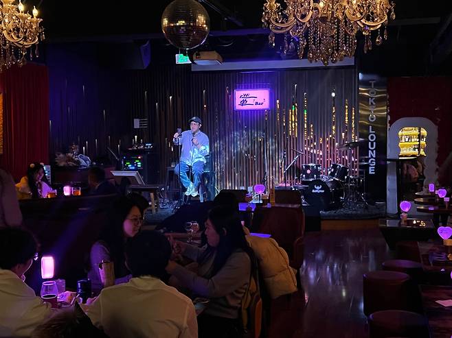 20일 베이징 차오양구 ‘이판제(一番街)’ 2층 바의 ‘도쿄 라운지’라고 적힌 무대 위에서 중국인 가수가 노래를 부르고 있다./베이징=이벌찬 특파원