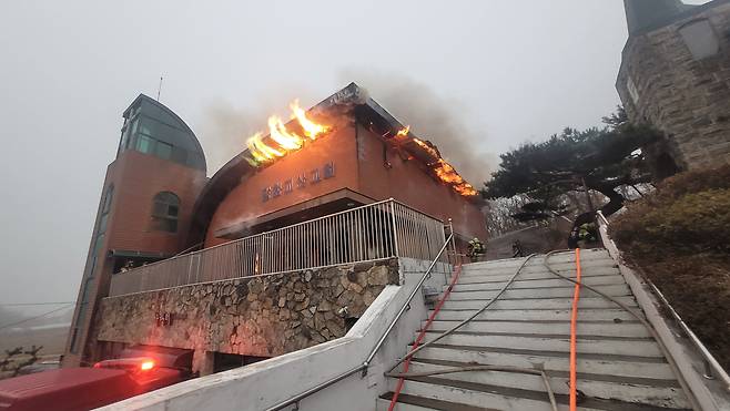지난 20일 화재가 발생한 강화교산교회 모습. /뉴스1