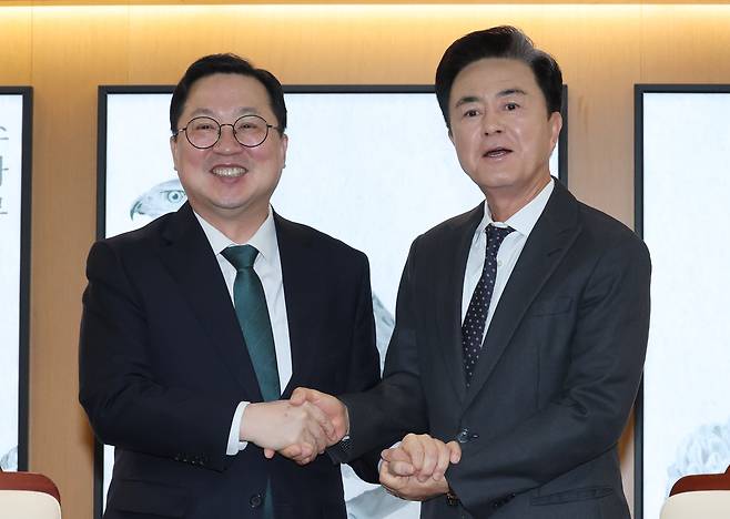 김태흠 충남도지사와 이장우 대전시장이 24일 오전 충남도청에서 대전충남 행정통합 관련 회동에 앞서 악수하고있다./뉴스1