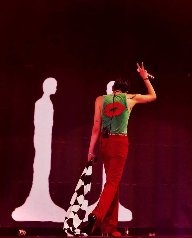 연말 레드룩을 선보인 지드래곤. 인스타그램 @xxxibgdrgn