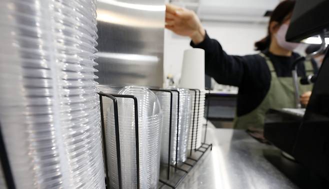 정부가 카페 등에서 일회용 컵 값을 따로 받는 ‘컵 따로 계산제’를 추진하겠다고 밝힌 가운데 18일 서울 시내의 한 카페에 플라스틱 컵 등 일회용 컵이 놓여 있다. 2025.12.18. 서울=뉴시스