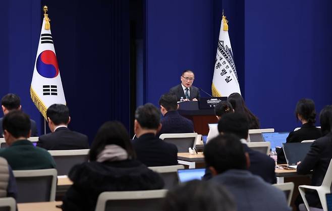위성락 국가안보실장이 24일 청와대 춘추관에서 미국·캐나다·일본 방문 관련 브리핑을 하고 있다. 연합뉴스