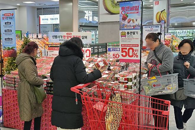 서울 중구 롯데마트 제타플렉스 서울역점에서 고객들이 반값 행사 상품인 '통큰딸기'를 구매하고 있다. 롯데마트 제공