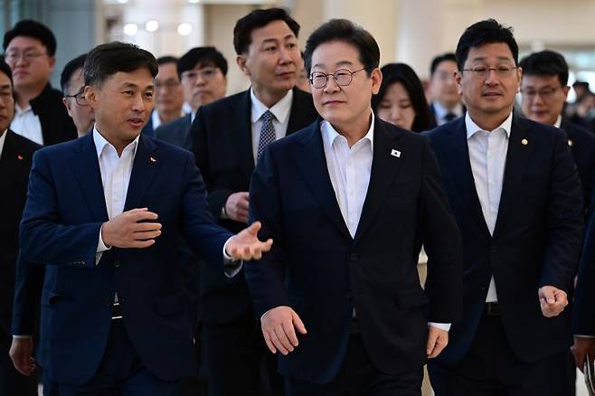 지난 4월 이재명 대통령(당시 더불어민주당 대선 후보)가 경기도 이천시 SK하이닉스 이천캠퍼스를 방문해 'K-반도체' AI메모리반도체 기업 간담회를 개최했다. 이 대통령이 곽노정 SK하이닉스 사장과 대화하며 이동하고 있다. 뉴스1