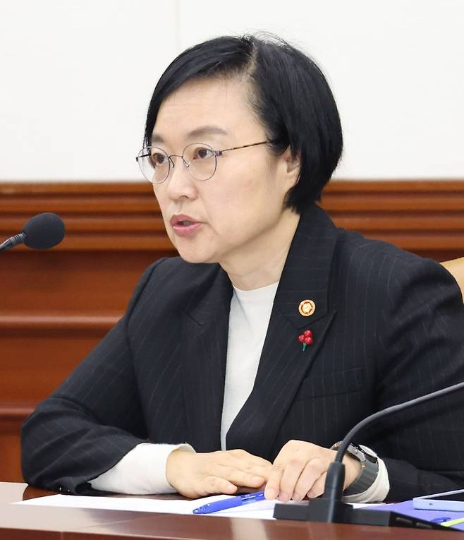 한성숙 중소벤처기업부 장관이 24일 오전 정부서울청사에서 열린 경제관계장관회의 겸 산업경쟁력강화 관계장관회의에서 발언을 하고 있다. 뉴시스