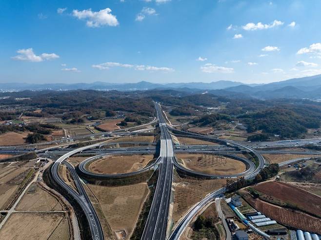 새만금∼포항 고속도로(새만금∼전주 구간) 서완주분기점 전경 도로공사 제공