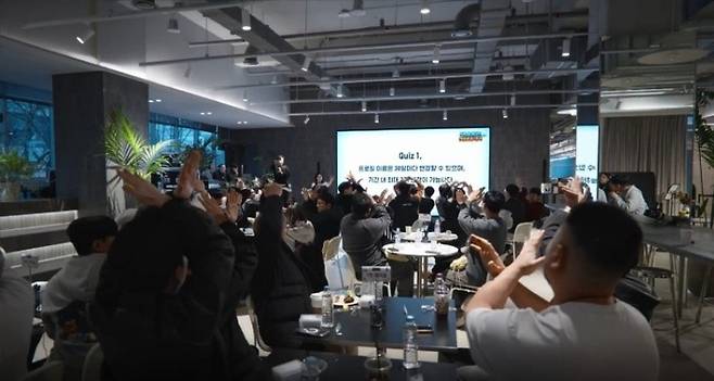 ‘메이플스토리 월드’의 ‘크리에이터즈 네트워킹 데이’에서 퀴즈 섹션에 참여하고 있는 크리에이터즈.