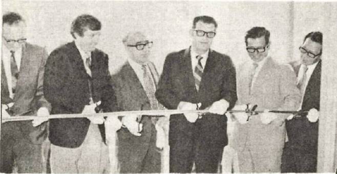 1972년 6월 7일 GMK(지엠코리아) 본사에서 열린 창업식 행사. 좌에서 우측 순으로 번 디트리히(Vern Diedrich) 재무 담당 부사장, 찰스 랜돌프 엔지니어링 담당 이사, 조 플로라(Joe Flora) 영업이사, 하워드 밴지 수석부사장(글로벌 GM 전무이사), 김창원 신진자동차 사장, 이민우 신진자동차 부사장. 대우자동차보존연구소 제공