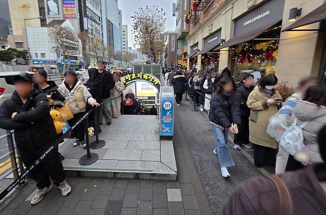 24일 오전 크리스마스 한정판 ‘딸기시루’ 케이크를 사기 위해 대전 중구 은행동의 성심당을 찾은 사람들이 인근 지하상가도 안까지 줄을 서서 가게 입장을 기다리고 있다. 최예린 기자