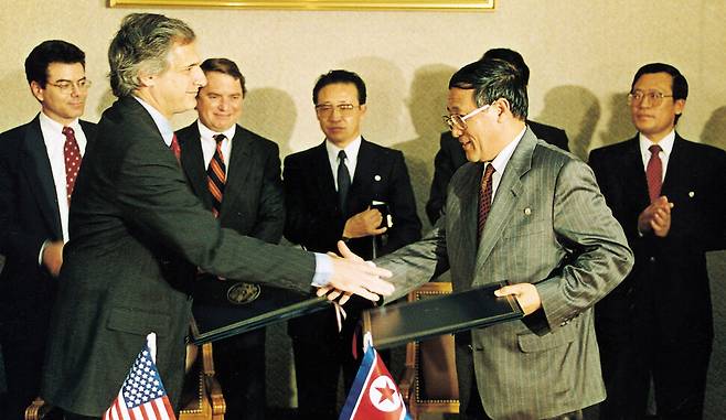 1994년 10월21일 미국 핵담당대사 로버트 갈루치(앞줄 왼쪽)와 북한 외무성 강석주 제1부부장이 제네바에서 ‘북-미 기본합의서’에 서명한 뒤 교환하고 있다. ‘1차 북핵 위기’를 넘기고 외교적 해결의 실마리를 연 합의였지만 이후 지켜지지 않았다. 한겨레 자료사진