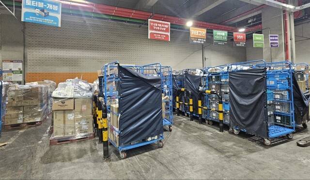 서울 장지동 동남권 물류단지 안에 있는 송파○캠프 구석에 하루치 반품이 쌓여 있다. 이 물품들은 폐기되거나 재판매된다. 소비자(와우 멤버십 회원)는 반품이 무료지만, 그 비용은 판매자가 부담한다. 류석우 기자