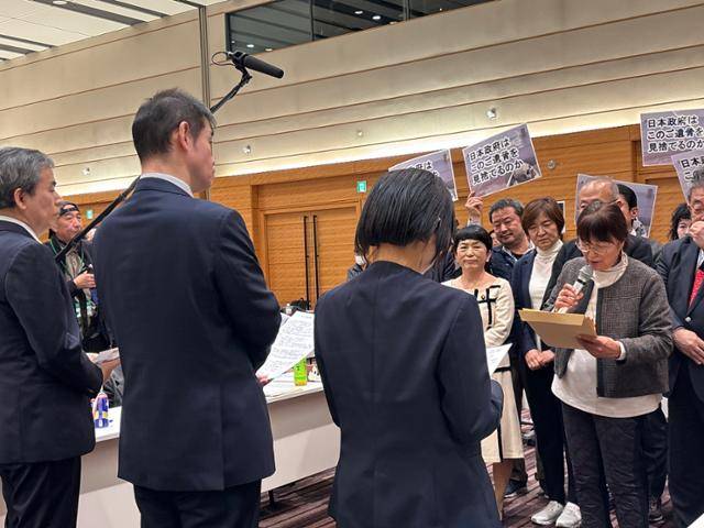 일본 시민단체 '조세이 탄광 수몰 사고를 역사에 새기는 모임'과 야당 국회의원들이 23일 도쿄 중의원 제1의원회관에서 열린 정부 교섭회에서 외무성, 후생노동성, 경찰청 담당자에게 요청서를 전달하고 있다. 도쿄=류호 특파원