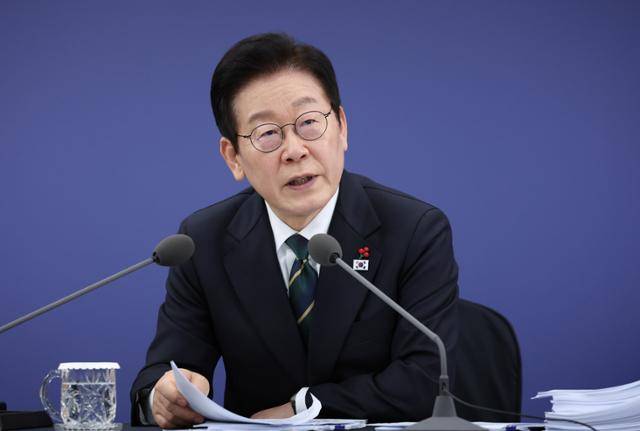 이재명 대통령이 23일 부산 동구 해양수산부 임시청사에서 열린 국무회의에서 발언을 하고 있다. 부산= 왕태석 선임기자