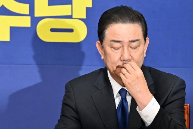 김병기 더불어민주당 원내대표가 24일 국회에서 열린 최고위원회의에 참석해 코를 만지고 있다. 민경석 기자