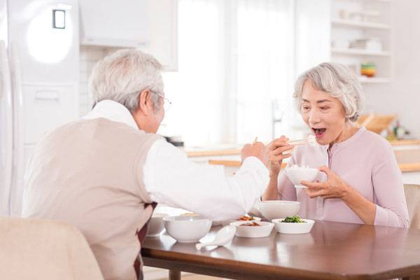기상 후 2시간 이내에 섬유질과 단백질이 풍부한 아침 식사를 하는 것이 콜레스테롤 조절과 심장 건강에 도움이 된다는 전문가들의 조언이 나왔다./사진=클립아트코리아
