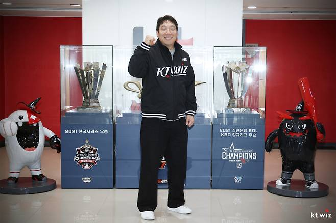 25일 KT와 FA 계약을 맺은 김현수. KT 제공&nbsp;