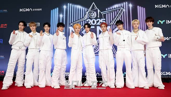 2025 코리아 그랜드 뮤직 어워즈 with iM뱅크’(2025 KGMA) 첫날 아티스트데이가 14일 오후 인천 영종도 인스파이어 아레나에서 펼쳐졌다. 시상식 전 진행된 레드카펫 행사에서 그룹 싸이커스가 포즈를 취하고 있다. KGMA는 한 해 동안 국내외 팬들에게 많은 사랑을 받은 K팝 아티스트와 작품들을 조명해 차별화된 콘텐츠를 선보이는 K팝 축제다. 올해는 KGMA 조직위원회와 크리에이터링, 디오디가 공동 주관하며, 인천광역시와 인천관광공사가 후원한다. 타이틀 스폰서로는 iM뱅크가 함께한다. 2025 KGMA는 KT ENA가 주관 방송사로 참여하며, 틱톡라이브를 통해 일본, 중국을 제외한 국내 및 글로벌에 생중계된다. 일본에서는 훌루 재팬을 통해 실시간으로 볼 수 있다.  영종도(인천)=KGMA특별취재단/2025.11.14./