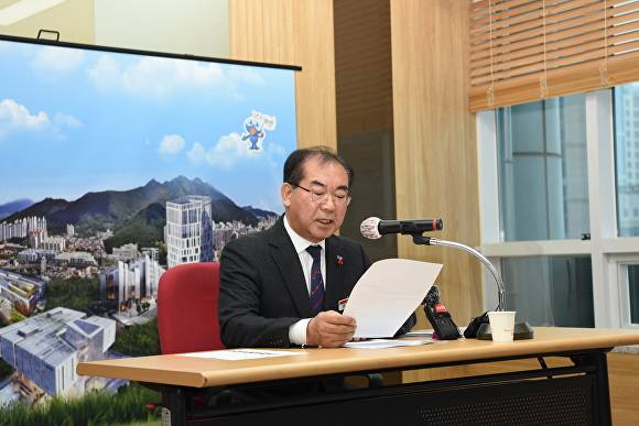 조병길 부산 사상구청장이 24일 구립치매요양병원 예산 삭감과 관련해 긴급 기자회견을 열고 있다. [사진=부산 사상구]