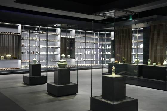 국립광주박물관 안에 새로 개관한 도자문화관 1층 ‘신안해저 도자 전시실’ 전경. 전남 신안 앞바다에서 발굴된 14세기 신안선 출수 도자기 6500점이 각양각색의 맵시를 뽐낸다. 사진 국립광주박물관