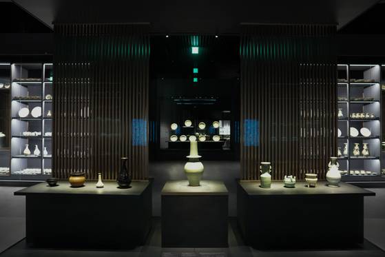 국립광주박물관 안에 새로 개관한 도자문화관 1층 ‘신안해저 도자 전시실’ 전경. 전남 신안 앞바다에서 발굴된 14세기 신안선 출수 도자기 6500점이 각양각색의 맵시를 뽐낸다. 사진 국립광주박물관
