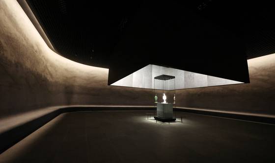 22일 국립부여박물관이 언론에 공개한 국보 '백제금동대향로'의 전용 전시관. 국립부여박물관은 백제금동대향로만을 위한 '백제대향로관' 단장을 마치고 23일 개관한다. 연합뉴스