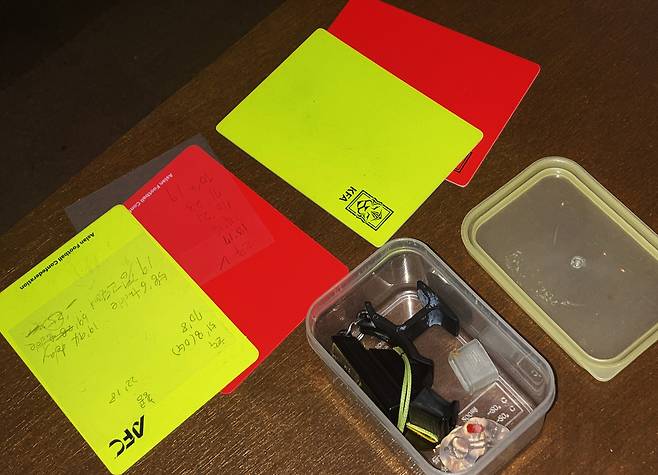 김연서 심판의 레드카드와 옐로카드. 경기 중 메모한 기록이 남아있다.