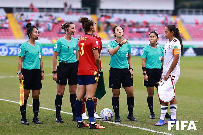 2022년 U-20 여성 월드컵, 스페인과 멕시코의 8강전 주심으로 동전 토스를 하는 김유정 심판. 대한축구협회 홈페이지
