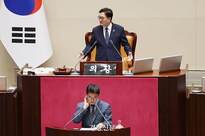 우원식 국회의장이 24일 국회에서 열린 임시국회 본회의에서 정보통신망법 개정안에 대한 무제한 토론 사회를 보던 도중 한 의원 질문에 답하고 있다. 한수빈 기자