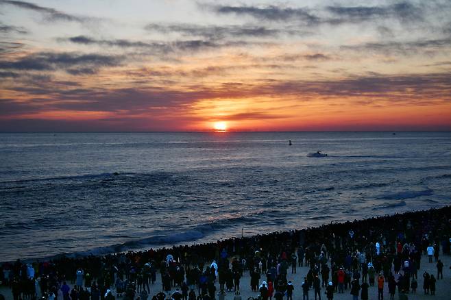 Crowds gather to watch the sunrise at a beach in Sokcho, Gangwon Province. (Sokcho City)