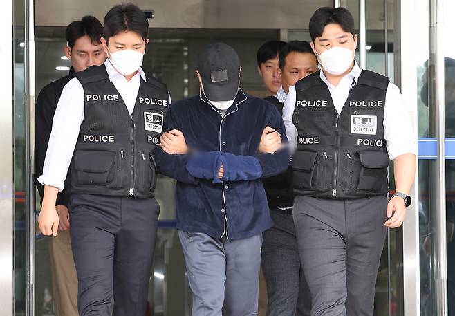 A man leaves the Yongin Dongbu Police Station in Yongin, Gyeonggi, on April 17 to attend a court hearing. [YONHAP]