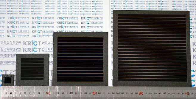 크기별 페로브스카이트 태양전지 모듈. 한국화학연구원